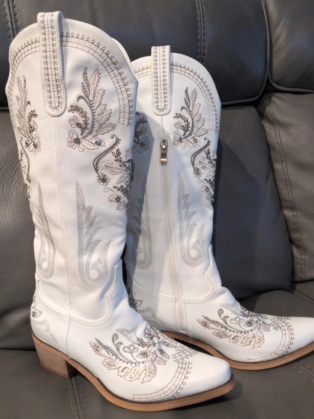 White Embroidered Women's Western Boots Size 9